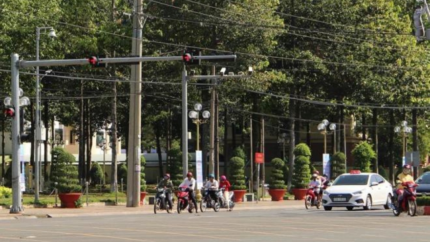 Hàng loạt xe biển xanh của tỉnh, thành ủy Bình Phước vượt đèn đỏ